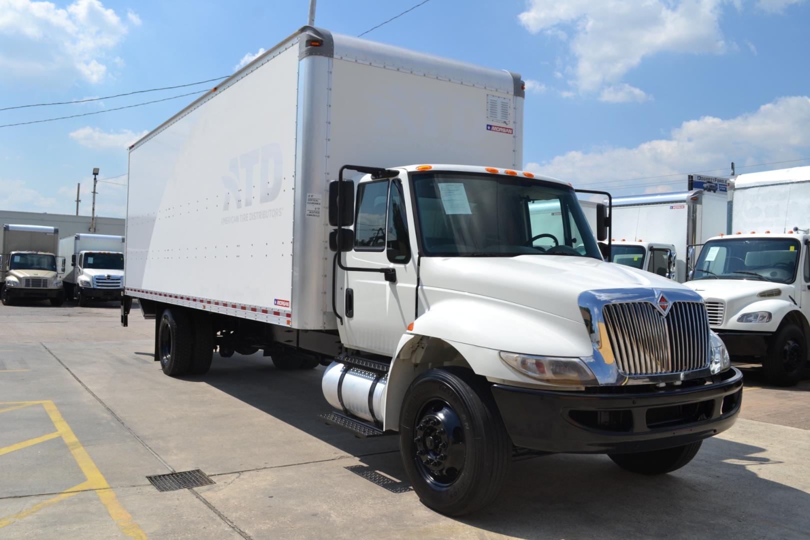 2018 WHITE /BLACK INTERNATIONAL 4300 with an CUMMINS ISB 6.7L 240HP engine, ALLISON 2100HS AUTOMATIC transmission, located at 9172 North Fwy, Houston, TX, 77037, (713) 910-6868, 29.887470, -95.411903 - 25,999LB GVWR NON CDL, MORGAN 26FT BOX, 13'6FT CLEARANCE, HEIGHT 103" X WIDTH 102", PALFINGER 3,000LB ALUMINUM LIFT GATE, DUAL 70 GALLON FUEL TANKS, EXHAUST BRAKE, POWER WINDOWS, LOCKS, & MIRRORS - Photo#2